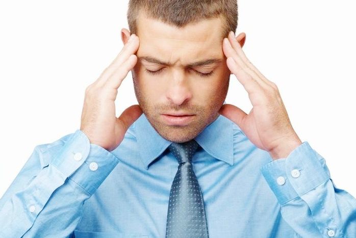 головная боль у мужчины из-за давления - магнитный браслет vision pentactiv