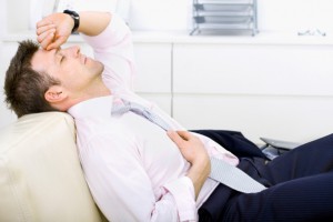 усталость мужчины от напряженной работы visionural.com